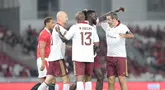 Emmanuel Adebayor melakukan selebrasi setelah mencetak gol penyama kedudukan bagi North London Legends pada menit ke-10 saat menghadapi United Legends dalam laga ekshibisi Champions Impact in Jakarta: The Rivalry Returns di Stadion Utama Gelora Bung Karno, Jakarta, Sabtu (10/10/2026). (KLY/Budy Santoso)