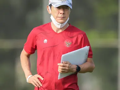 Shin Tae-yong dikenal dengan pelatih yang gemar memainkan pemain muda di skuat Merah Putih. Hal tersebut terlihat saat Timnas Indonesia berlaga di Kualifikasi Piala Dunia 2022. Namun, sebaiknya pria asal Korea Selatan itu harus mempertimbangkan memainkan pemain senior. (Bola.com/Bagaskara Lazuardi)