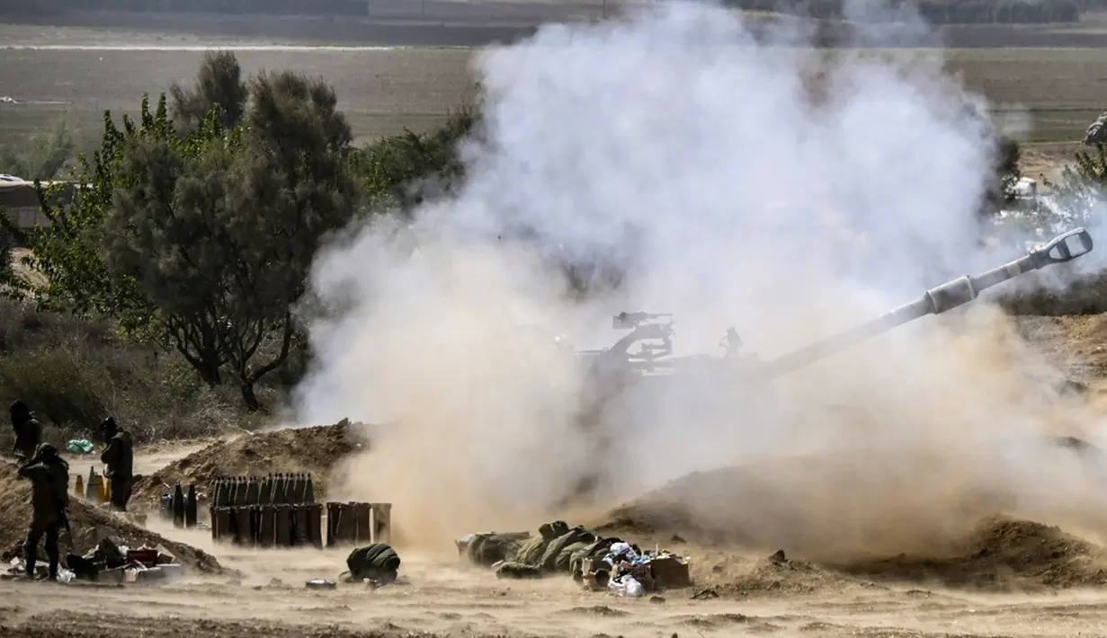 Ketika tenggat waktu enam jam berlalu agar warga Gaza utara ke selatan, pasukan militer Israel dilaporkan berkumpul di sekitar Gaza. Kendati demikian belum ada pergerakan signifikan lebih jauh. (Aris MESSINIS/AFP)
