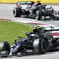 Pembalap Mercedes, Valtteri Bottas memimpin lomba Formula 1 GP Austria di Spielberg, diikuti rekan setim Lewis Hamilton di posisi kedua, Minggu (5/7/2020). (Joe Klamar/Pool via AP)