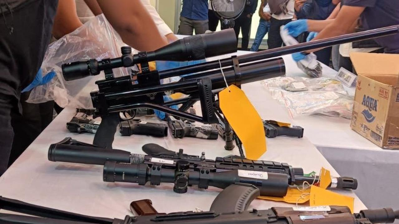 Penjual senjata api via platform E-Commerce biasanya memanipulasi seolah-olah menjual airsoft gun. Namun faktanya menjual senjata pabrikan.