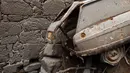 Puing-puing kendaraan terlihat saat reruntuhan bekas desa Aceredo yang biasanya terendam, muncul dasar Waduk Lindoso yang airnya surut, di dekat Lobios, Spanyol, pada 22 November 2021. Puing-puing bangunan rumah dan bangkai kendaraan tua muncul ke permukaan. (MIGUEL RIOPA/AFP)