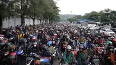 Pemudik bersepeda motor antre untuk memasuki Pelabuhan Merak di Banten, Sabtu (30/4/2022). Pelabuhan Merak dipadati puluhan ribu pemudik berkendaraan roda yang akan menyebrang ke pulau Sumatra. (Liputan6.com/Angga Yuniar)