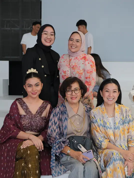 Ariel Tatum hadir di fashion show Ikat Indonesia, jenama yang selalu konsisten hadir dengan koleski mengangkat kekayaan kain Indonesia. Ariel mengenakan inner dipadukan outer maroon oversize dan celana hijau motif nusantara. [Dok. publicity.gettyimages.com/jakarta-fashion-week/2024]