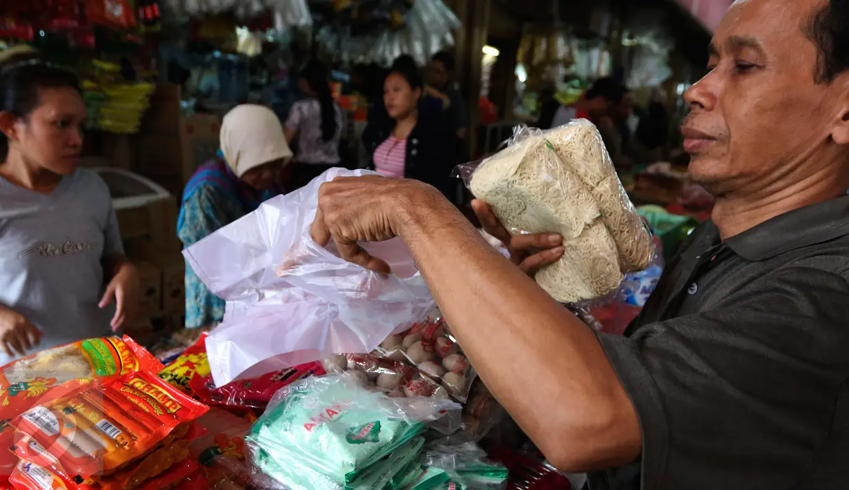 Pedagang sedang melayani pembeli di pasar Kebayoran Lama, Jakarta, Selasa (3/1). Kelompok bahan makanan menjadi penyumbang inflasi terbesar sepanjang 2016 yakni mencapai 1,21 persen dari inflasi 2016 yang mencapai 3,02 persen. (Liputan6.com/Angga Yuniar)
