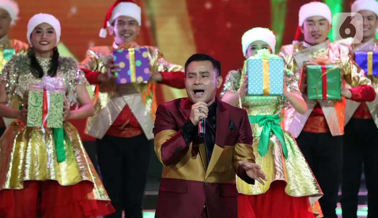 Penyanyi Judika tampil dalam "Christmas Concert The Greatest Love" di Studio 6 Emtek City, Daan Mogot, Jakarta, Kamis (19/12/2019). Selain Agnez Mo, beberapa penyanyi ternama di Indonesia juga mengisi acara tersebut antara lain, Delon, Joy Tobing, Judika dan Nikita . (Liputan6.com/Johan Tallo)