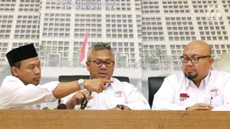 Ketua KPU, Arief Budiman (tengah) saat rilis Caleg Berstatus Mantan Terpidana Korupsi pada Pemilu 2019 di Jakarta, Rabu (30/1). Hal ini berdasarkan ketentuan pasal 182 dan 240 UU Nomor 7 tahun 2017. (Liputan6.com/Helmi Fithriansyah)
