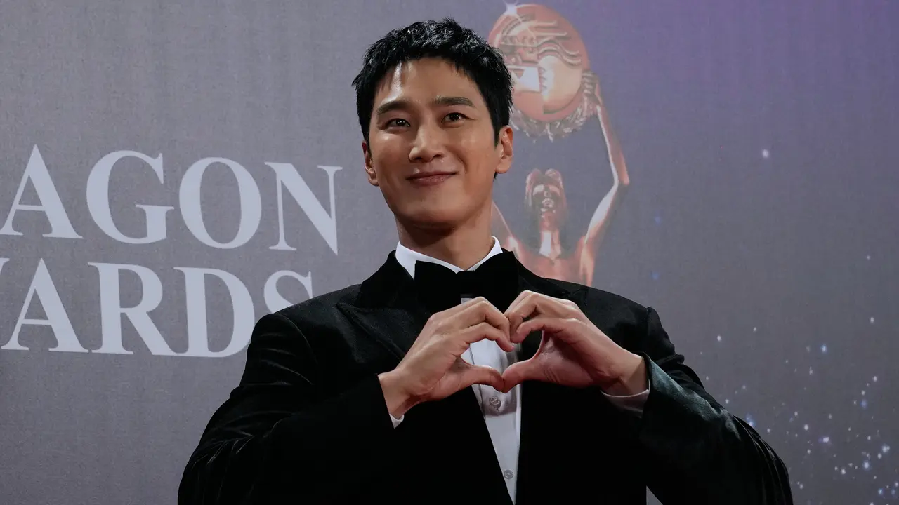 Son Ye Jin-Hyun Bin dan 5 Potret Bintang Korea Selatan Lainnya di Karpet Merah Blue Dragon Film Awards 2025
