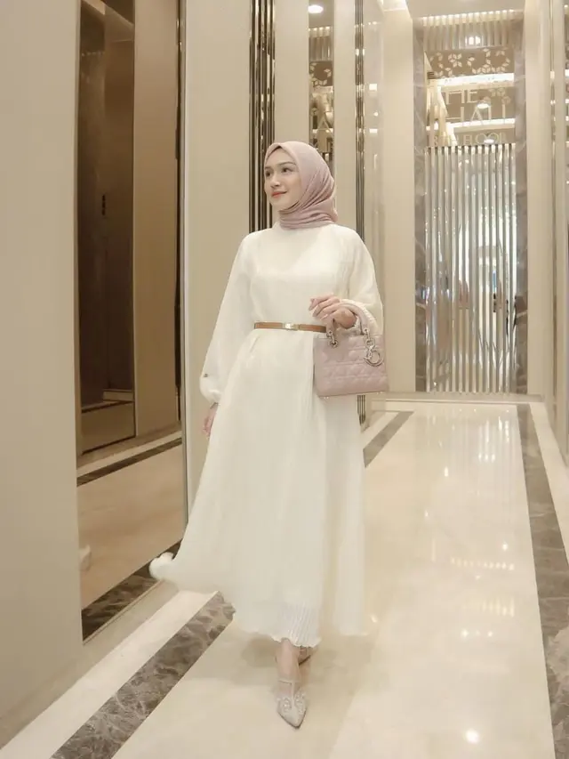 Melody Prima gunakan baju putih