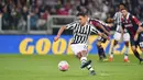 Pemain Juventus Paul Dybala mencetak gol dari titik putih ke gawang Bologna Fc dalam lanjutan Liga Italia Seri A di Juventus Stadium, Turin, Minggu (04/10/2015).Juventus menang 3-1. (EPA/Di Marco)