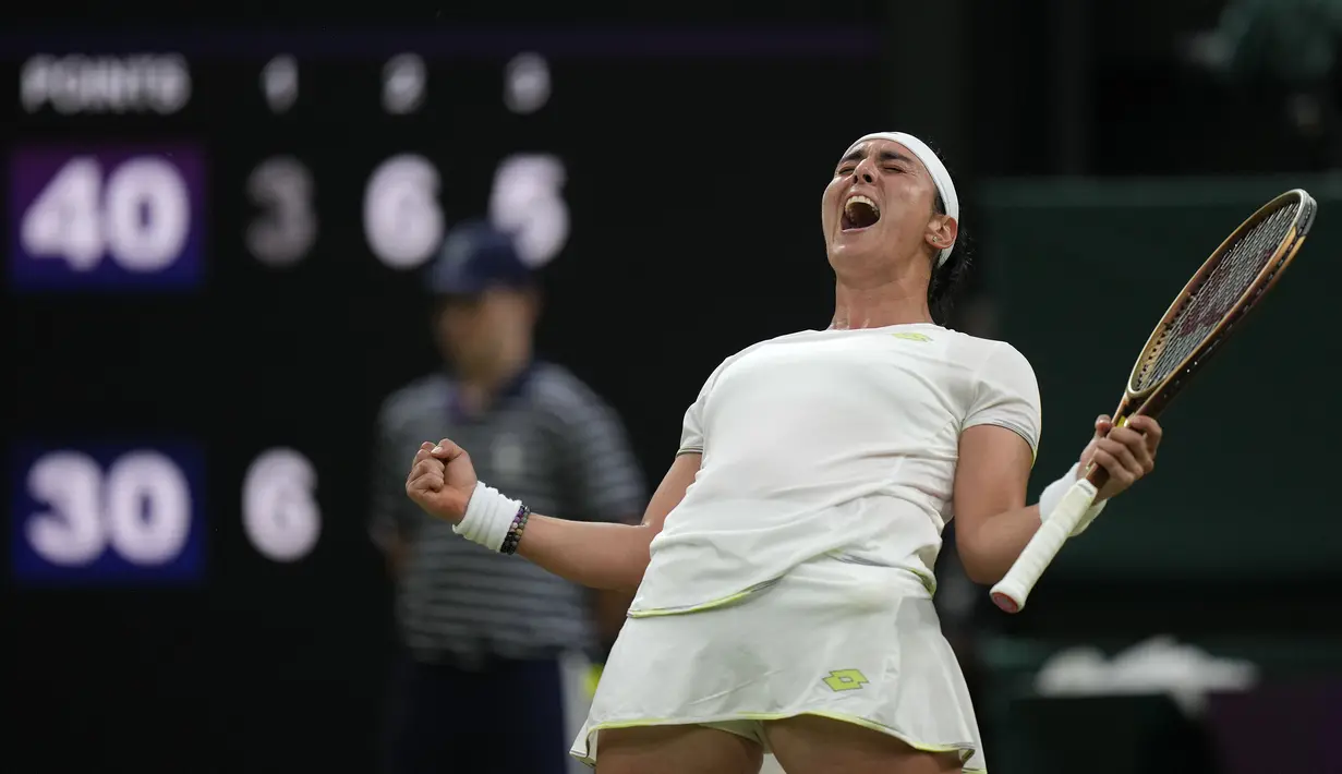 Petenis Tunisia, Ons Jabeur merayakan kemenangan atas petenis Kanada, Bianca Andreescu pada hari keenam tunggal putri turnamen Wimbledon 2023 yang berlangsung di The All England Tennis Club, London, 8 Juli 2023. (AP Photo/Alastair Grant)