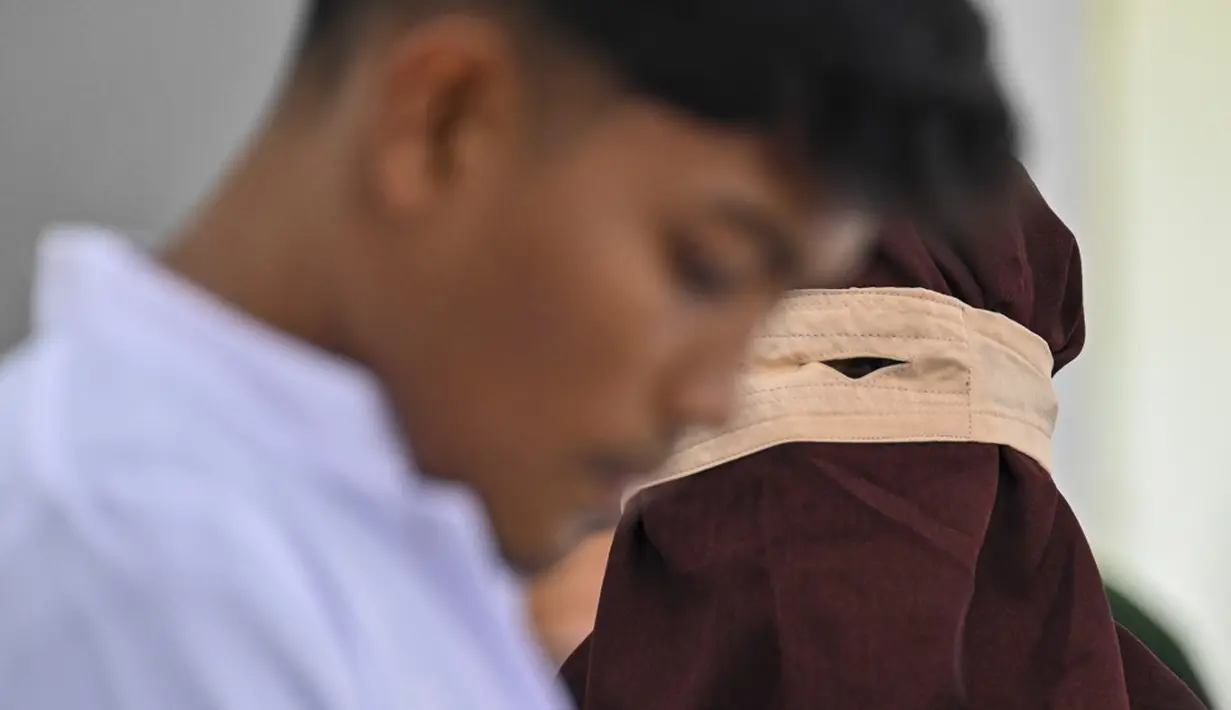 <p>"Keduanya melanggar pasal 25 ayat (1) Qanun Aceh Nomor 6 Tahun 2014 tentang Hukum Jinayat, yaitu pada perbuatan ikhtilat," kata Kasi Pidum Kejaksaan Negeri Banda Aceh Isnawati di Banda Aceh. (CHAIDEER MAHYUDDIN/AFP)</p>