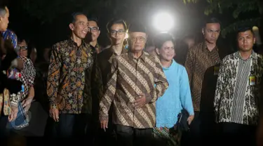 Presiden Jokowi bersama keluarga berjalan kaki menuju rumah kediaman calon mempelai wanita, Selvi Ananda, Jawa Tengah, Selasa (9/6/2015). Jokowi bersama keluarga akan melakukan lamaran kepada keluarga Selvi Ananda. (Liputan6.com/Faizal Fanani)