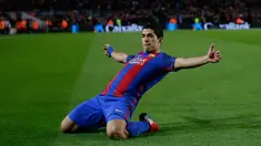 Penyerang Barcelona, Luis Suarez melakukan selebrasi usai mencetak gol ke gawang Athletic Bilbao di laga Piala Raja, Camp Nou, Barcelona, Kamis (12/1). Barcelona menang 3-1 atas Bilbao. (AP/Manu Fernandez)