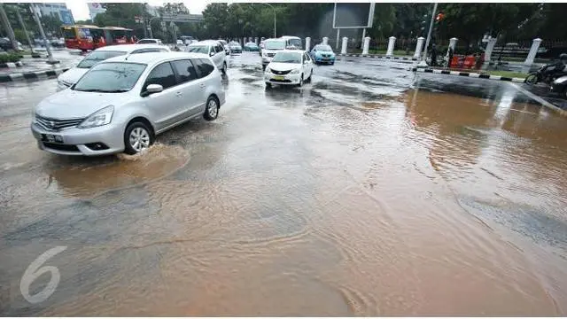 News Flash: Ahok Geram Sampah Kulit Kabel 'Biang Kerok' Banjir di Jalan Depan Istana