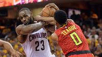 Cleveland Cavaliers forward, LeBron James (23)  berusaha menghindari pemain Atlanta Hawks guard, Jeff Teague (0) pada partai kedua semifinal Wilayah Timur NBA, di Quicken Loans Arena, Kamis (5/5/2016) WIB.  (Reuters/Ken Blaze-USA TODAY Sports)
