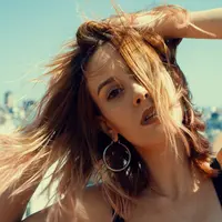 Ternyata kulit berminyak juga bisa mengaplikasikan gaya makeup glossy (Foto: Pexels)