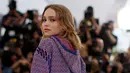 Artis Lily Rose Melody Depp berpose selama sesi pemotretan untuk film "La danseuse" (The Dancer) kategori ""Un Certain Regard" di Festival Film Cannes ke-69 di Prancis, (13/5). Lily Rose merupakan putri dari aktor Johnny Depp. (REUTERS / Yves Herman)