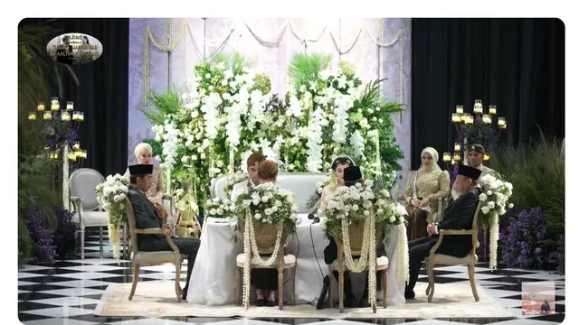 Presiden Joko Widodo atau Jokowi dan Ibu Negara Iriana menghadiri acara pernikahan Thariq Halilintar dan Aaliyah Massaid, Jumat (26/7/2024). Jokowi rupanya menjadi saksi pernikahan Thariq Halilintar-Aaliyah Massaid.