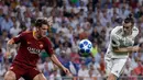 Gelandang Real Madrid, Gareth Bale (kanan) berebut bola dengan gelandang AS Roma Nicolo 'Zaniolo pada pertandingan Grup G Liga Champions di Stadion Santiago Bernabeu, Madrid, Spanyol, Rabu (19/9). Madrid membantai Roma 3-0. (AP Photo/Manu Fernandez)