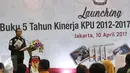 Komisioner KPU Sigit Pamungkas saat meluncurkan buku penyelenggaraan pemilu ketika dalam masa jabatan di Jakarta , Senin (10/4). Komisioner KPU Pusat juga meresmikan ruang kontrol KPU. (Liputan6.com/Angga Yuniar)