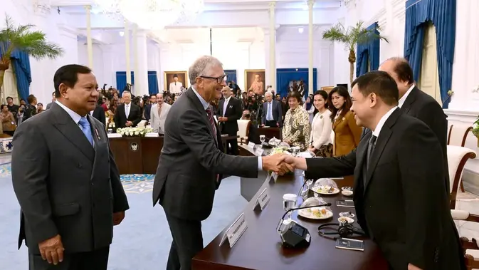Presiden RI Prabowo Subianto menemui Pendiri Microsoft Group yang juga tokoh filantropi Bill Gate di Istana Kepresidenan, Jakarta Pusat, Rabu,(7/5/2025). Dalam pertemuan itu, Presiden Prabowo terlihat turut memperkenalkan sejumlah pengusaha kepada Bill Gates, salah satunya Haji Isam.