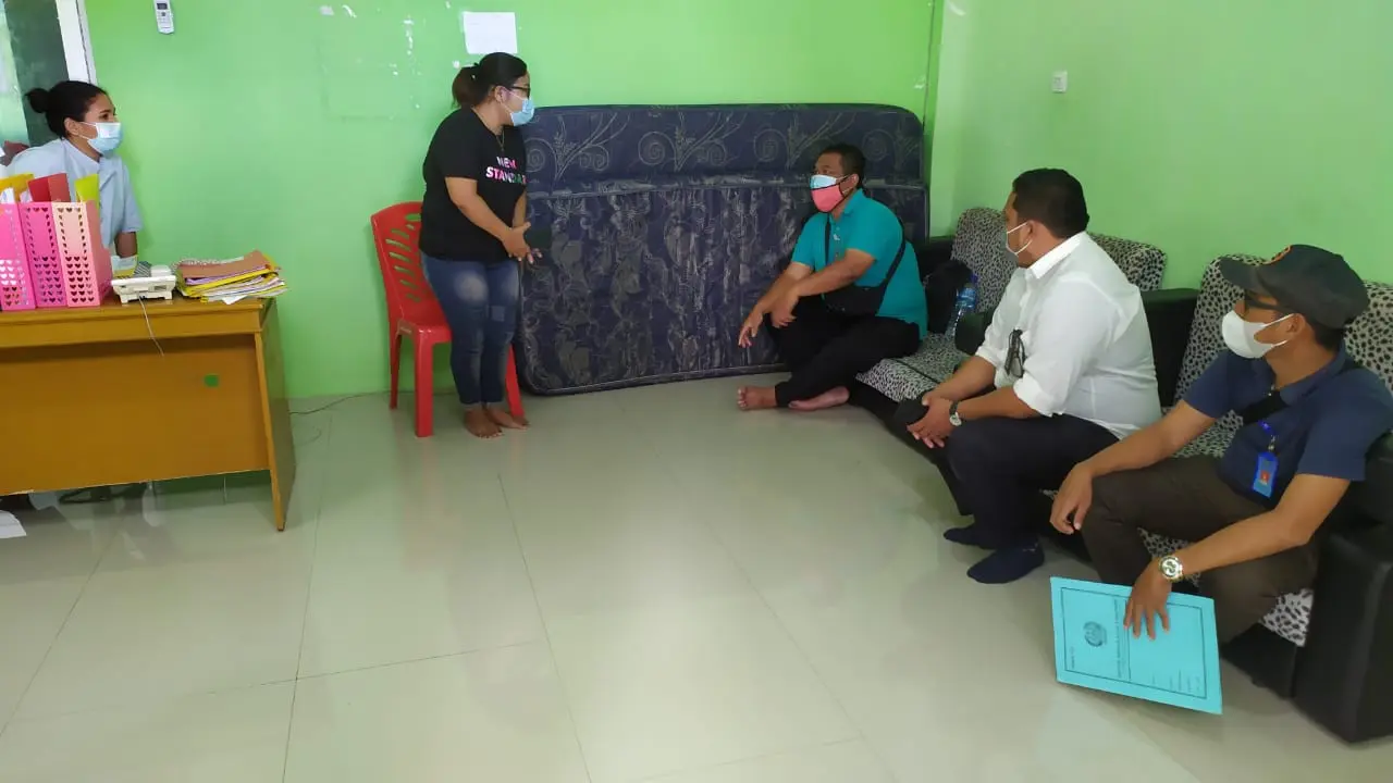 Kepala Seksi Intelijen dan Penindakan Keimigrasian pada Kantor Imigrasi Maumere menemui petugas kesehatan di Bagian Karantina RSUD Ende dalam hal perpanjangan Izin Tinggal Kunjungan seorang WNA asal USA di RSUD Ende. (Foto Istimewa)