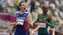 Ekspresi atlet Norwegia Karsten Warholm merayakan kemenangannya pada final lari gawang 400m putra Olimpiade Tokyo 2020 di Olympic Stadium, Selasa (3/8/2021). Warholm sukses memecahkan rekor dunia lari gawang 400 meter putra dengan catatan waktu 45,95 detik. (AP Photo/Martin Meissner)