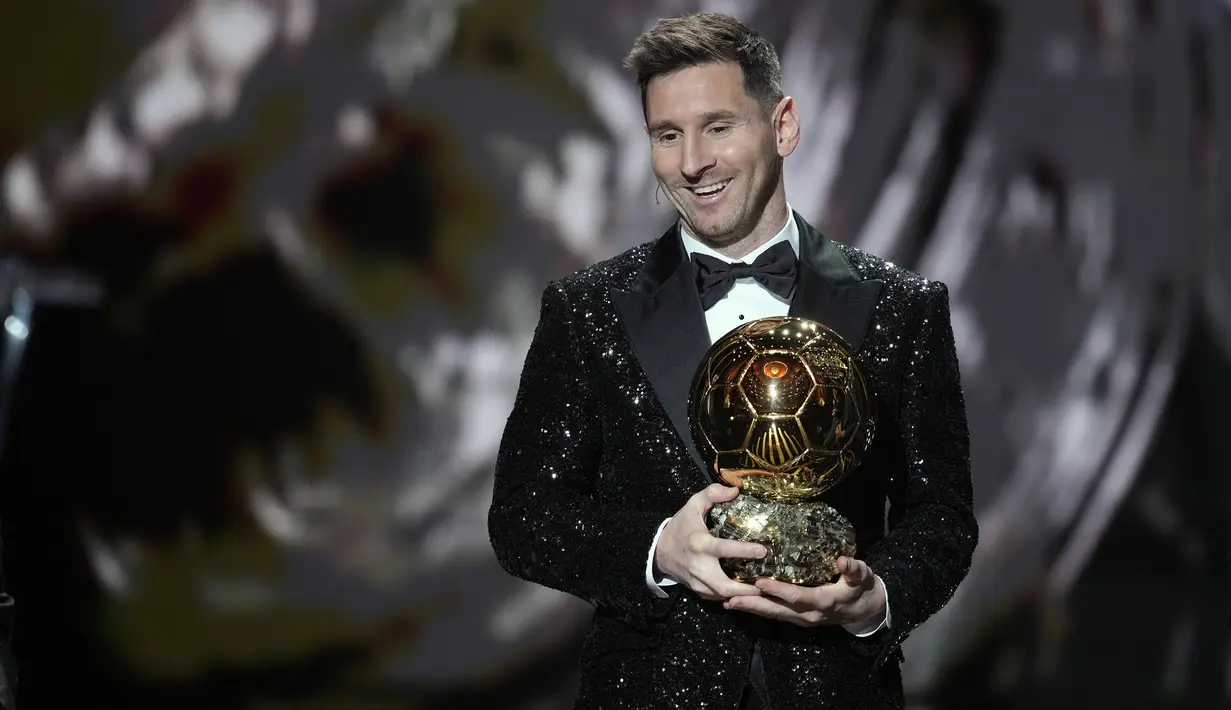 Penghargaan Ballon d'Or 2021 akhirnya dimenangakan oleh Lionel Messi, mengungguli jumlah suara Robert Lewandowski dan Jorginho. Sedangkan Ballon d'Or untuk kategori pesepak bola puteri diemanangkan oleh Alexia Putellas. (AP/Christophe Ena)