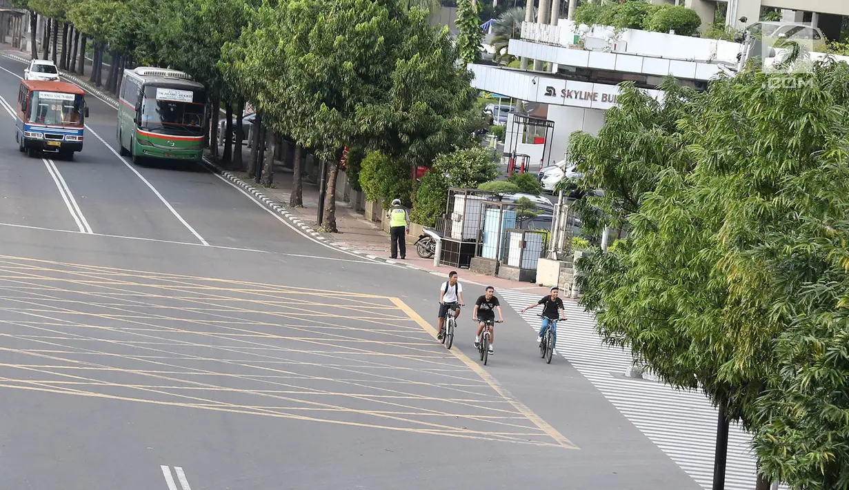 Pengendara sepeda melintasi Jalan MH Thamrin di Jakarta, Sabtu (24/2). Pemprov DKI Jakarta berencana fokus membenahi jalur sepeda di Jalan Sudirman-MH Thamrin. (Liputan6.com/Immanuel Antonius)