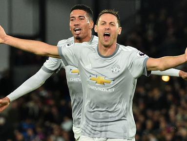 Pemain Manchester United, Nemanja Matic (kanan) merayakan gol bersama Chris Smalling saat melawan Crystal Palace pada lanjutan Premier League di Selhurst Park, London, (5/3/2018). Manchester United menang 3-2. (AFP/Glyn Kirk)
