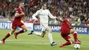 Penyerang Real Madrid, Gareth Bale, berusaha melewati bek Liverpool pada laga final Liga Champions di Stadion NSC Olimpiyskiy, Kiev, Minggu (27/5/2018). Real Madrid menang 3-1 atas Liverpool. (AP/Pavel Golovkin)