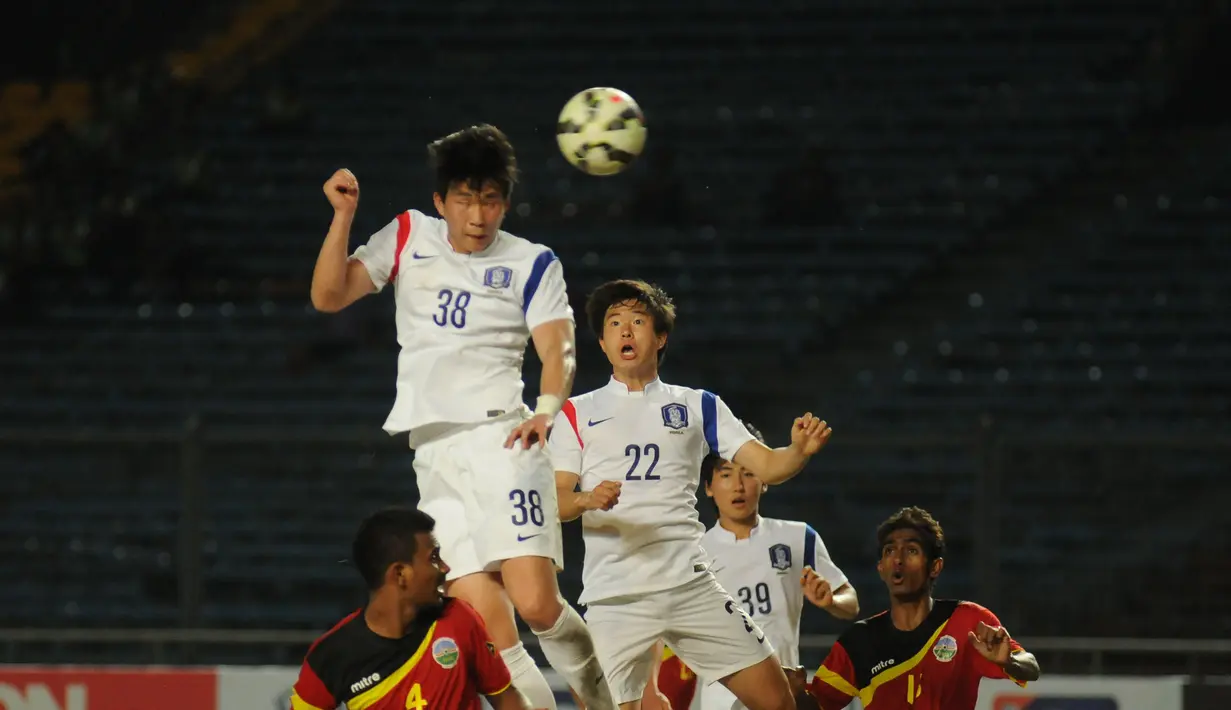 Pemain tengah timnas Korea Selatan U-23, Lee Hando (38) menyundul bola kea rah gawang Timor Leste di laga kualifikasi Piala Asia 2016 di Stadion GBK Jakarta, (29/3/2015). Korea Selatan unggul 3-0 atas Timor Leste. (Liputan6.com/Helmi Fithriansyah)