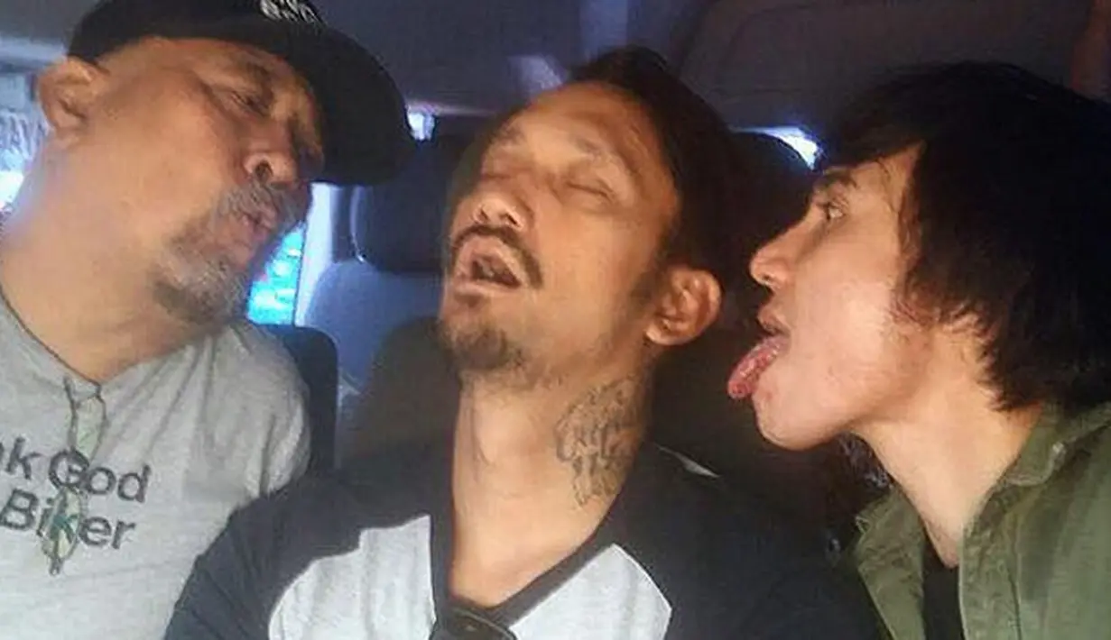 Indro mengaku haru ketika melihat Tora kembali bergabung dengan keluarga Warkop DKI. Apalagi selama ini, sudah menganggap Tora dan lainnya di Warkop DKI Reborn sudah seperti anak-anaknya. (Instagram/indrowarkop_asli)