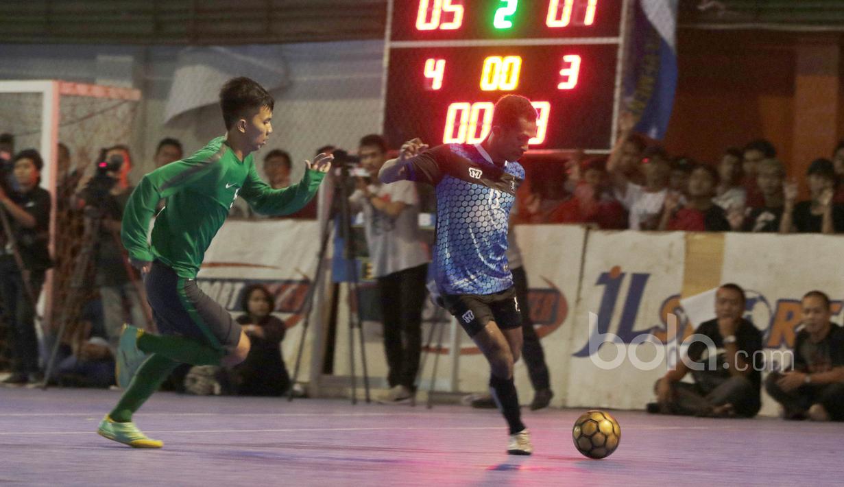 PemainTimnas Indonesia, Setiyan Dwi Chandra (kiri) berusaha menghadang laju pemain BJL 2000 pada laga Uji Coba di Lapangan Futsal Tifosi Sport Center, Jakarta, (14/1/2017). Timnas menang 7-5. (Bola.com/Nicklas Hanoatubun)