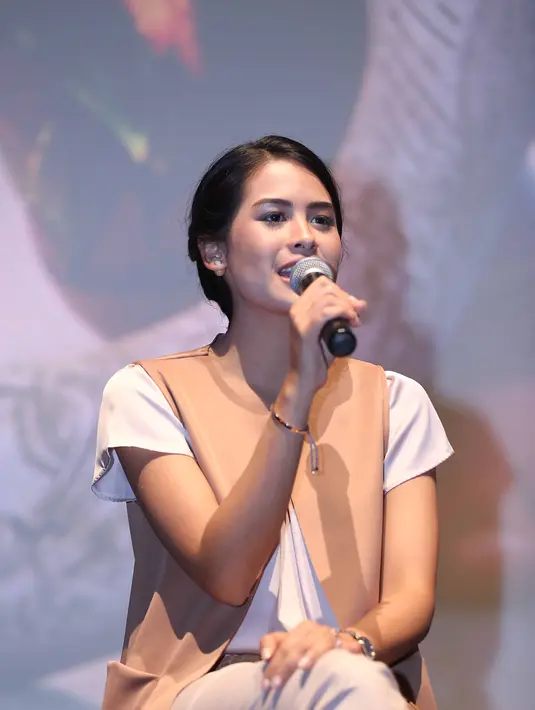 "Seneng banget. Mereka seneng dengan versi aku. Padahal aku selalu takut menyanyikan lagu translator. Apakah pesan akan sampai," kata Maudy di Epicentrum, Kuningan, Jakarta Barat, Jumat (11/11/2016). (Nurwahyunan/Bintang.com)