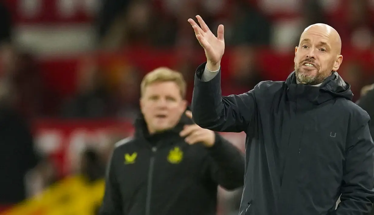 <p>Pelatih Manchester United, Erik ten Hag (kanan) saat memberikan instruksi kepada pemainnya pada laga 16 besar Carabao Cup 2023/2024 melawan Newcastle di Old Trafford, Manchester, Inggris, Kamis (02/11/2023) dini hari WIB. (AP Photo/Dave Thompson)</p>