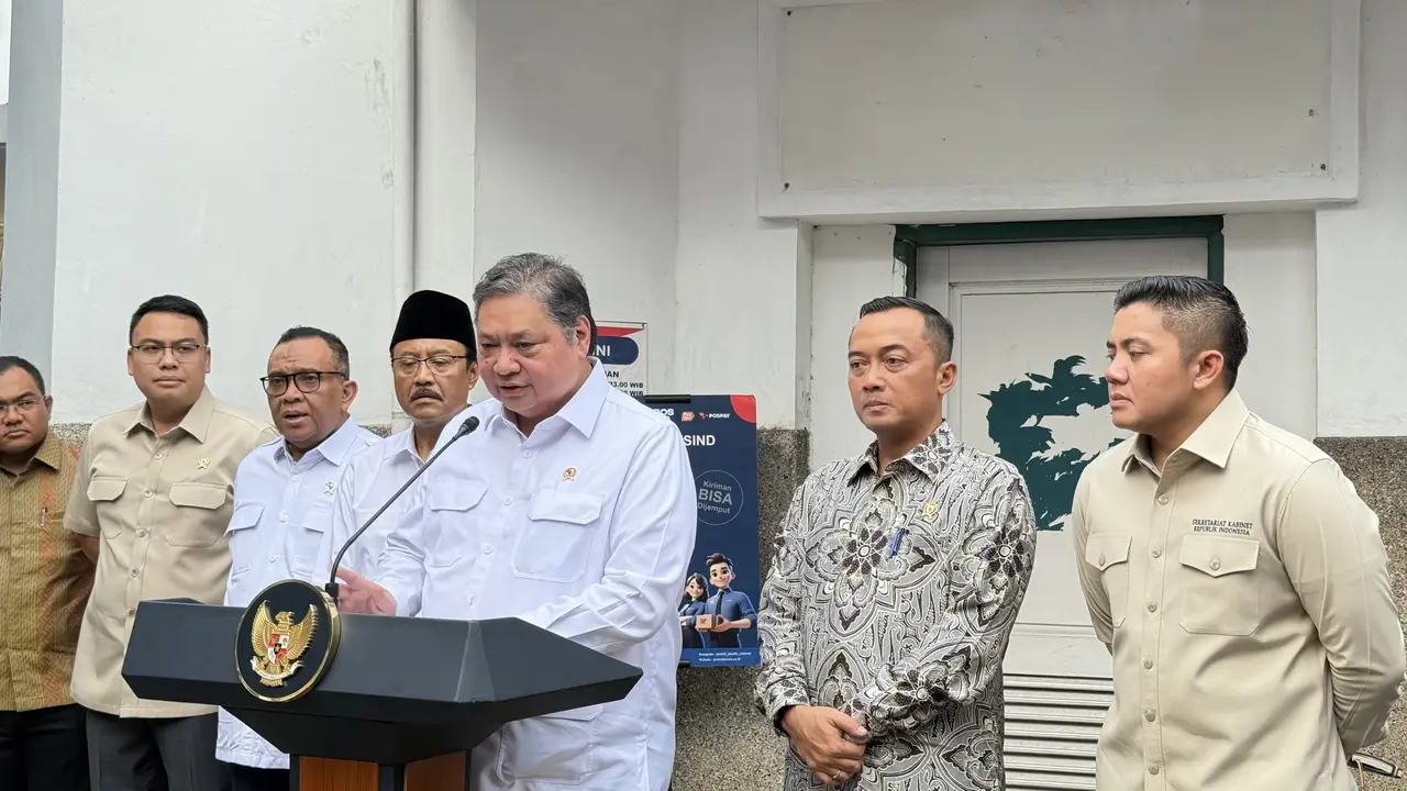 Menteri Koordinator Bidang Perekonomian Airlangga Hartarto mengumumkan paket stimulus ekonomi lanjutan di Kantor Pos Indonesia, Cikini, Jakarta Pusat, Jumat (17/10/2025). (Liputan6.com/Lizsa )