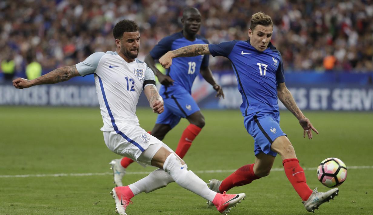 Kyle Walker (kiri) merupakan salah satu andalan timnas Inggris pada lini belakang dan telah tampil sebanyak 27 pertandingan bersama timnasnya. (AFP/Thomas Samson)