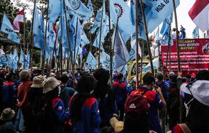Massa buruh yang tergabung dalam Konfederasi Serikat Pekerja Seluruh Indonesia (KSPSI) dan Serikat Pekerja Nasional (SPN) demo di kawasan Patung Kuda, Jakarta, Kamis (12/5/2022). Aksi tersebut untuk memperingati May Day serta menolak Omnibuslaw UU Cipta Kerja Nomor 11 Tahun 2020 dan meminta klaster ketenagakerjaan kembali ke substansi UU Nomor 13 Tahun 2003. (Liputan6.com/Faizal Fanani)