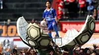 Salah satu anak tampil mewakili salah satu tim yang berlaga di turnamen Piala Presiden 2015 di Stadion Kapten I Wayan Dipta, Gianyar, Bali, Minggu (30/8/2015). 16 tim ambil bagian di turnamen yang digelar di empat kota. (Liputan6.com/Helmi Fithriansyah)