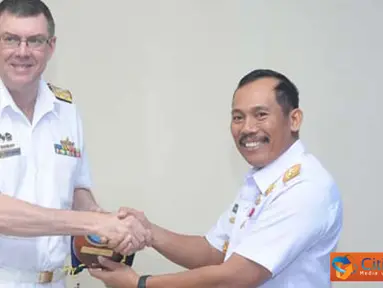 Citizen6, Surabaya: Usai mengunjungi Labsa Kobangdikal, CN Ran Vice Admiral Ray Griggs beserta Dankobangdikal Teguh Wahojo saling bertukar cinderamata. (Pengirim: Penkobangdikal)