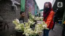 Peningkatan penjualan bunga hias seiring meningkatnya animo warga menyambut Hari Raya Idul Fitri 1445 H. (Liputan6.com/Angga Yuniar)