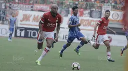 Striker Persija, Reinaldo, menggiring bola saat melawan Persiba pada laga Liga 1 di Stadion Patriot, Bekasi, Jumat  (12/8/2017). Persija menang 2-0 atas Persiba. (Bola.com/M Iqbal Ichsan)