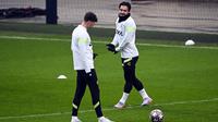 Pemain Manchester City Jack Grealish (kanan) menjalani sesi latihan di tempat latihan Manchester City di Manchester, Inggris, 13 Maret 2023. Manchester City akan menghadapi RB Leipzig pada pertandingan sepak bola leg kedua babak 16 besar Liga Champions. (Paul ELLIS/AFP)
