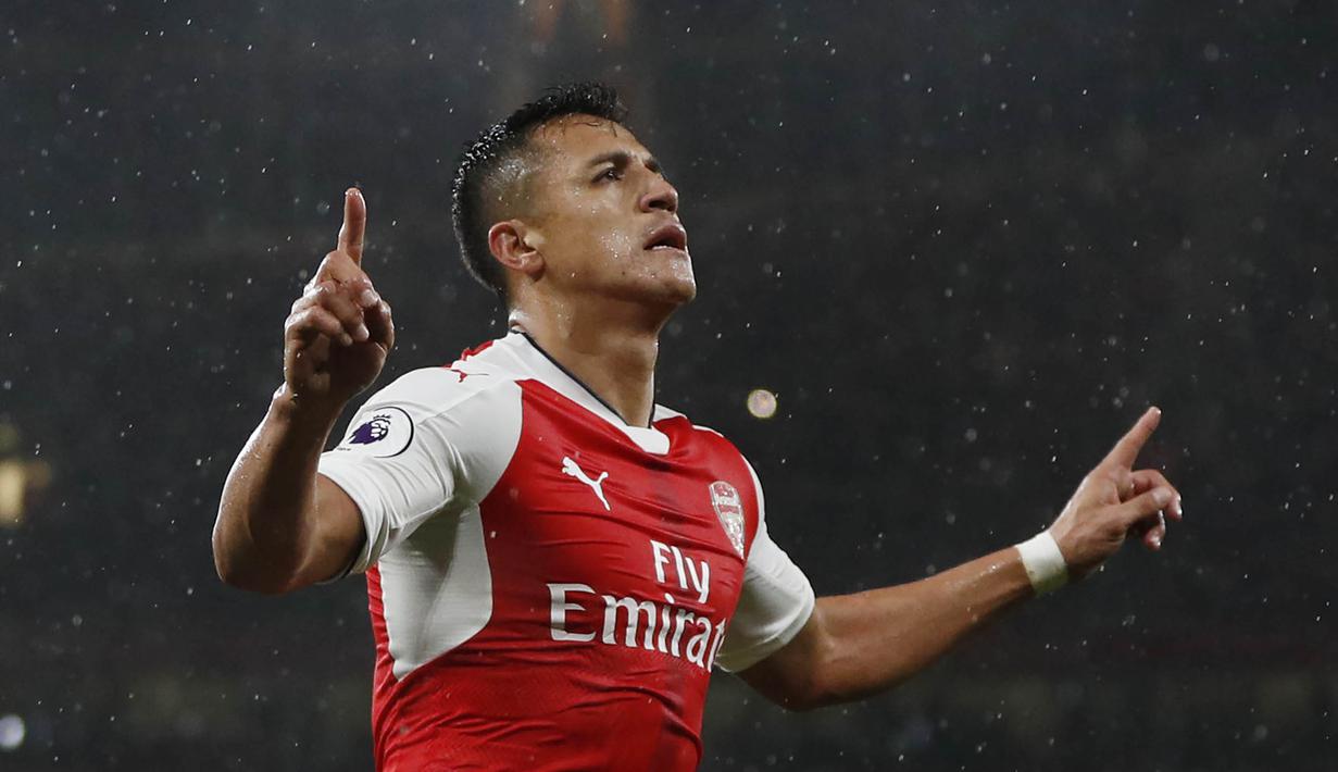 Alexis Sanchez - Alexis Sanchez merupakan salah satu bomber ganas Arsenal setelah era Thierry Henry. Mantan pemain Barcelona  itu tampil menggila. Hanya dalam tiga musim, Alexis sudah cetak 72 gol dalam 144 laga. (AFP/Adrian Dennis)