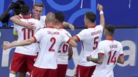 Selebrasi para pemain Polandia merayakan gol ke gawang Timnas Belanda yang dicetak Adam Buksa (kedua kiri) pada laga Grup D Euro 2024 di Volksparkstadion, Hamburg, Jerman, Minggu (16/6/2024). (dpa via AP Photo/Marcus Brandt)