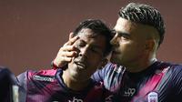 Pemain Rans Cilegon FC, Bima Ragil (kiri) merayakan gol pertama yang dicetaknya ke gawang PSIM Yogyakarta bersama Cristian Gonzales dalam laga semifinal Liga 2 2021 di Stadion Pakansari, Bogor, Senin (27/12/2021). (Bola.com/Bagaskara Lazuardi)
