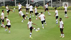 Para pemain Timnas Indonesia U-22 saat mengikuti sesi latihan tim di Lapangan A Senayan, Jakarta, Kamis (2/3/2023). Timnas U-22 menjalani pemusatan latihan buat persiapan Sea Games 2023 yang akan digelar pada 5-17 Mei 2023 di Kamboja. (Liputan6.com/Herman Zakharia)