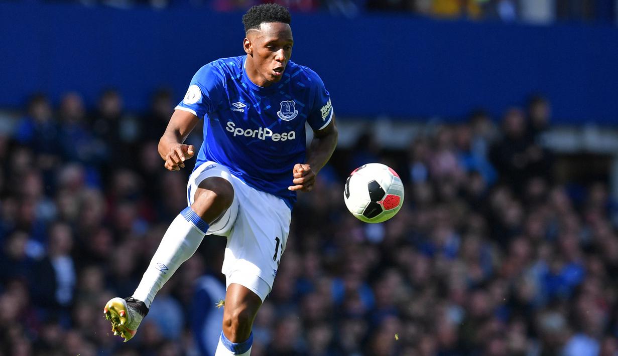 5. Yerry Mina (Everton) - Bek asal Kolombia ini mampu membantu gawang Everton untuk menjadi satu-satunya tim yang masih clean sheet. Dari 2 pertandingan musim ini, Mina telah mencatatkan 37 tekel, 25 intersep, 89 clearances, 6 block dan 105 menang duel udara. (AFP/Paul Ellis)